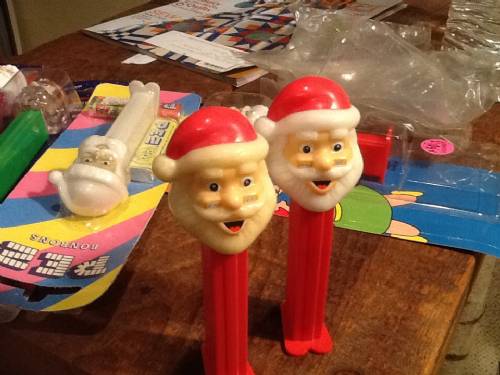 PEZ - Christmas - Santa Claus - Tan head, red hat - E