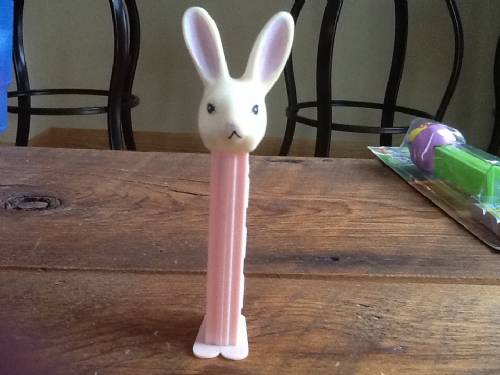 PEZ - Easter - Bunny - Off-White Head - D