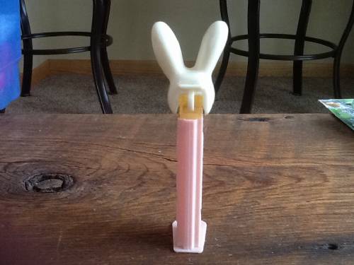 PEZ - Easter - Bunny - Off-White Head - D