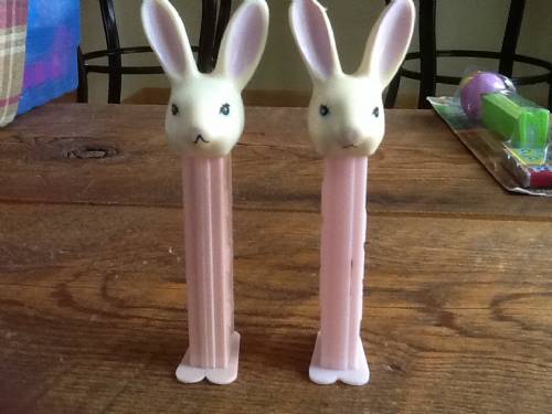 PEZ - Easter - Bunny - Off-White Head - D