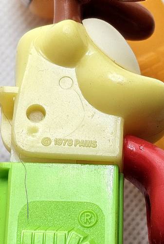 PEZ - Garfield - Serie B - Odie - tongue with dimple