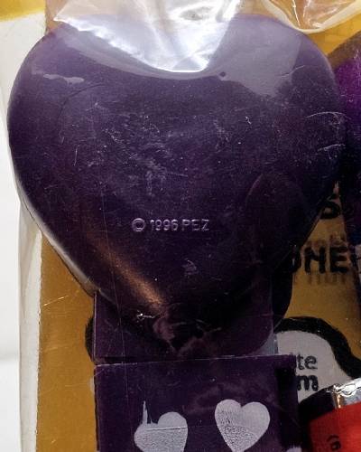 PEZ - Hearts - Valentine - Sweet - Italic White on Dark Purple