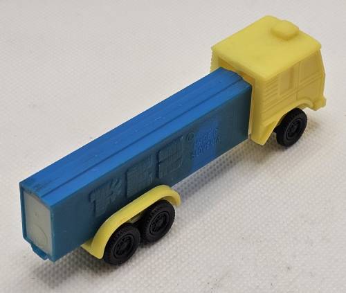 © Bryan Whalen PEZ - Trucks - Series D - Cab #R4 - Yellow Cab - B