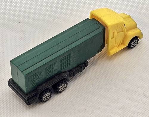 PEZ - Series E - Truck with V-Grill - Yellow cab, green trailer