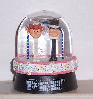 PEZ - Snow Dome - Bride & Groom