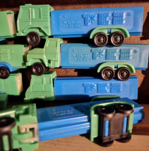 PEZ - Trucks - Series D - Cab #R1 - Green Cab - B