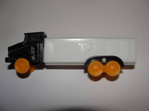 PEZ - Misfits - Joe's trucks - Cab #R2 - Black Cab, Orange Wheels - B