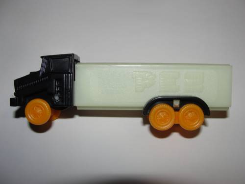 PEZ - Misfits - Joe's trucks - Cab #R2 - Black Cab, Orange Wheels - B