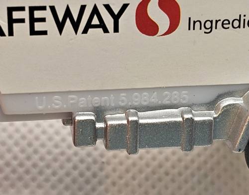PEZ - Advertising Safeway - Truck - Red cab, white truck - Safeway
