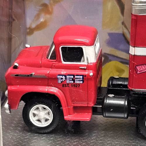 PEZ - M2 Machines - Serie 1 - 1958 Chevrolet Spartan LCF