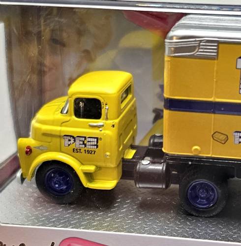 PEZ - Collectible Trucks - M2 Machines - Serie 1 - 1958 Dodge COE