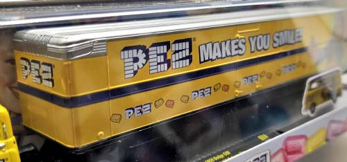PEZ - Collectible Trucks - M2 Machines - Serie 1 - 1958 Dodge COE