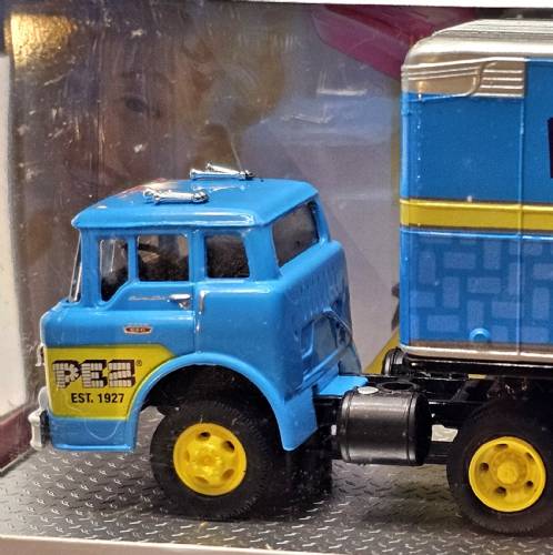 PEZ - Collectible Trucks - M2 Machines - Serie 1 - 1964 Ford C-950